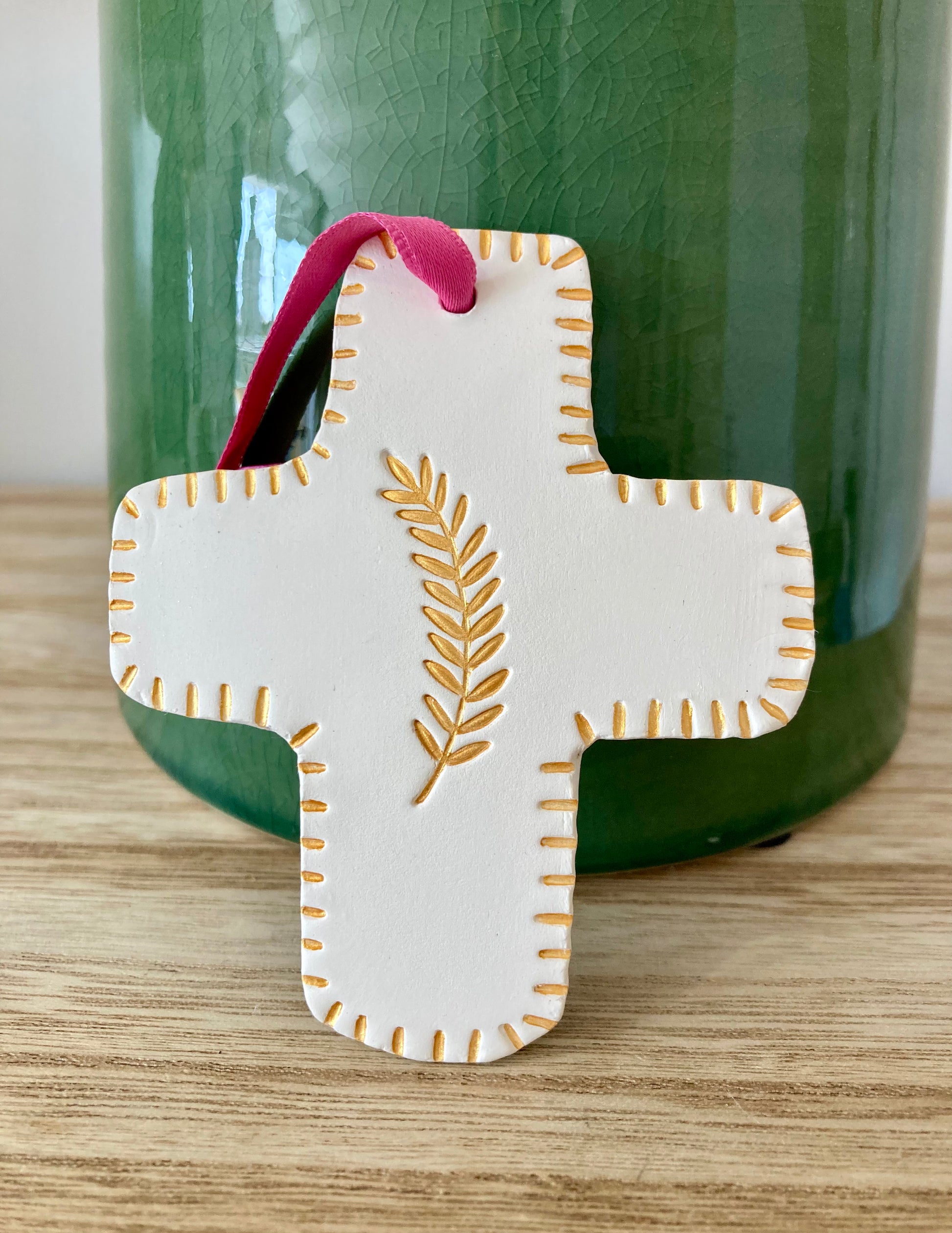 Croix motif rameau en argile