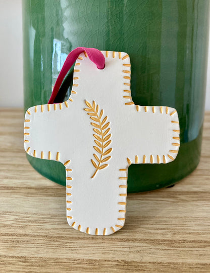 Croix motif rameau en argile