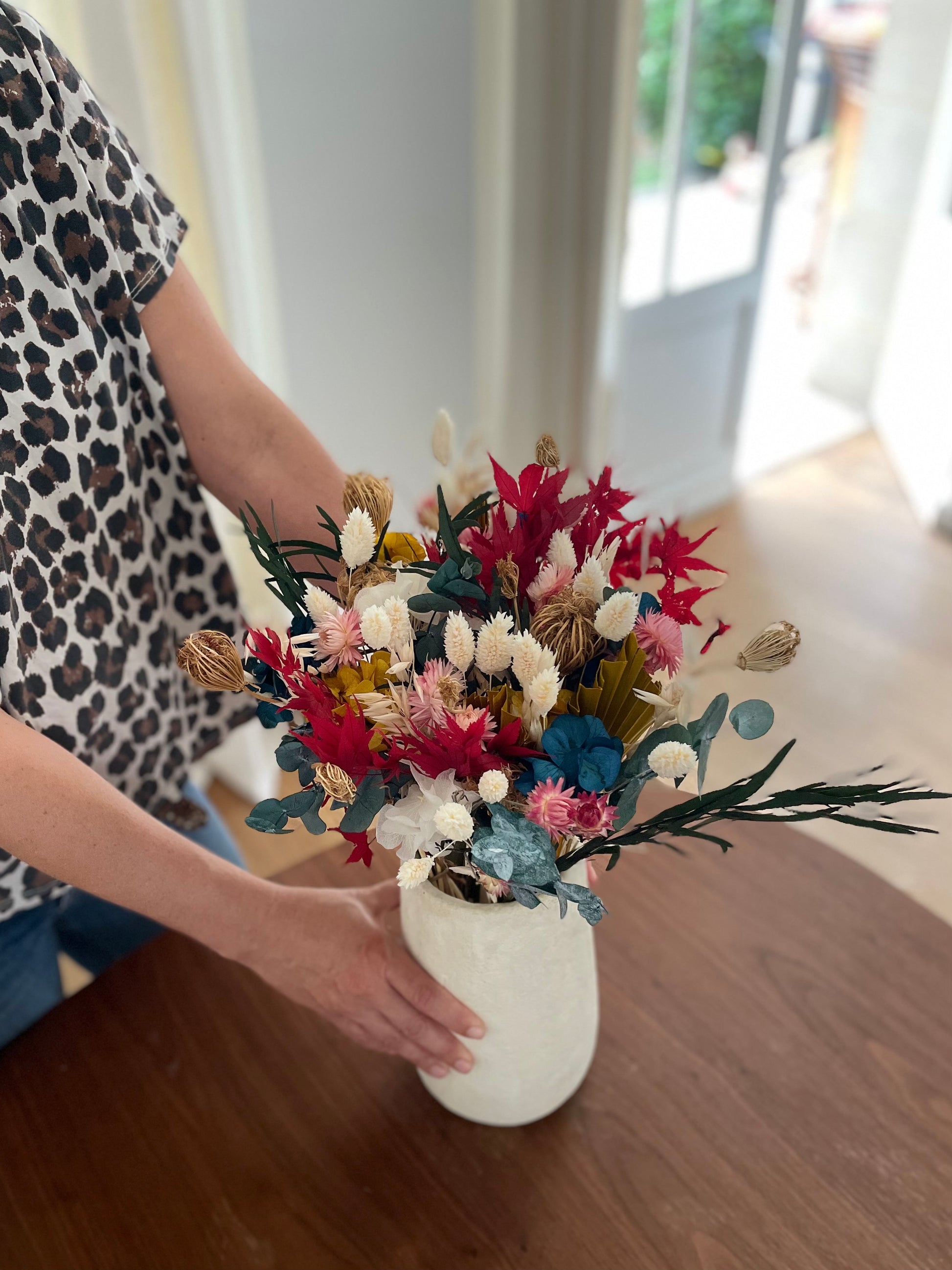 Détail du bouquet Ciel bas – fleurs séchées et stabilisées aux teintes beige et blanche