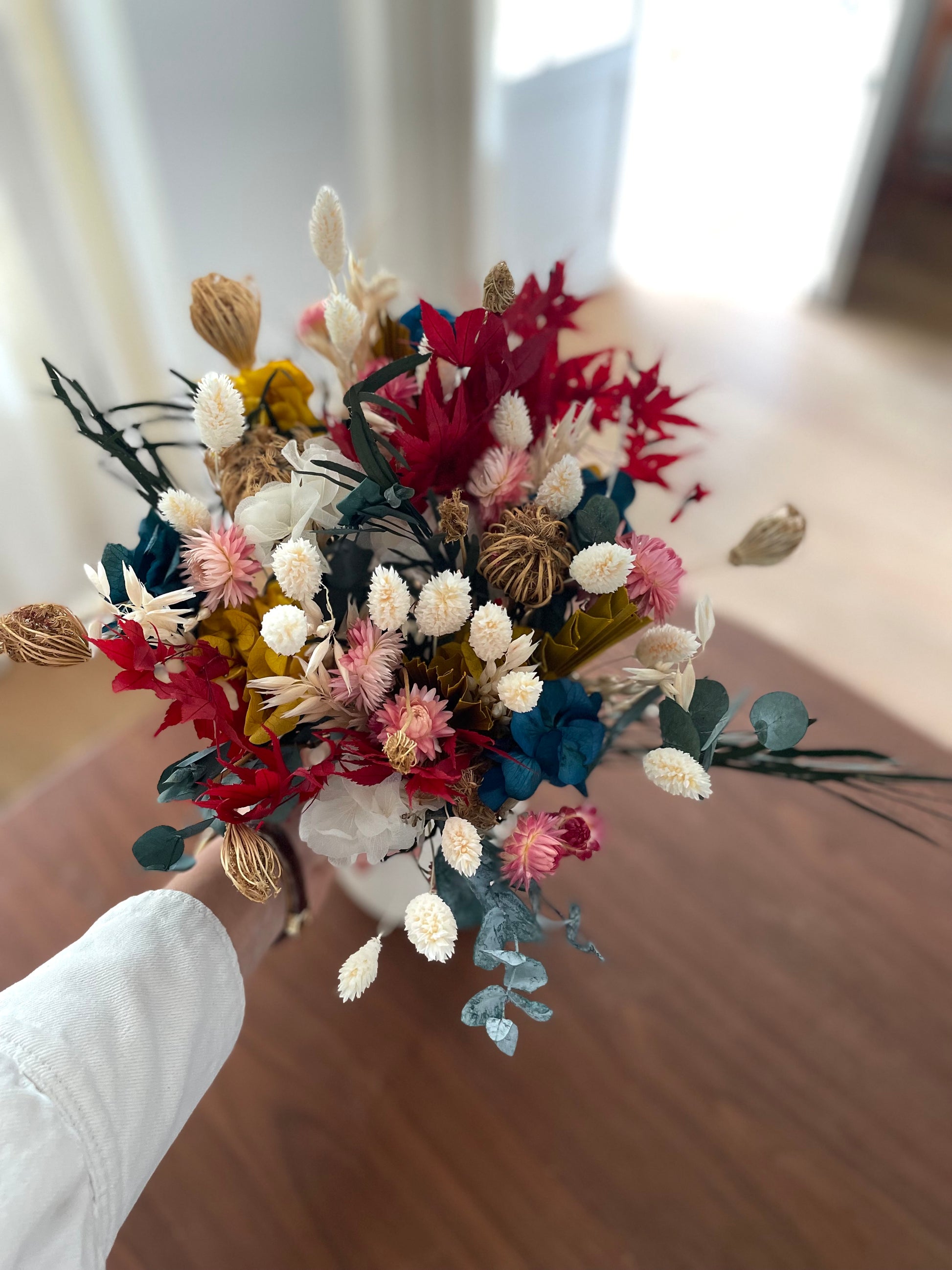Composition florale Ciel bas – bouquet de fleurs séchées, travail artisanal français