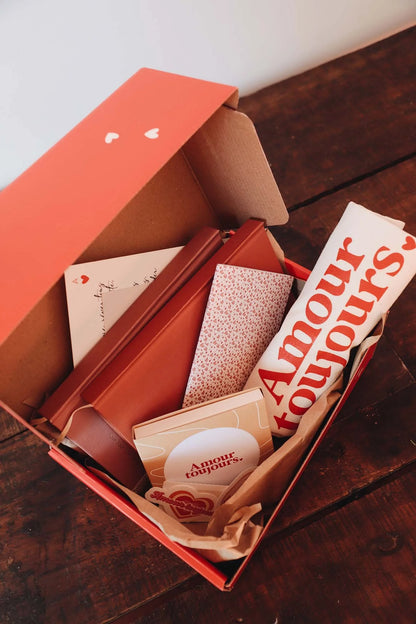 Box Amour Toujours : carnet, tote bag, stickers, cartes et chocolats pour couples.