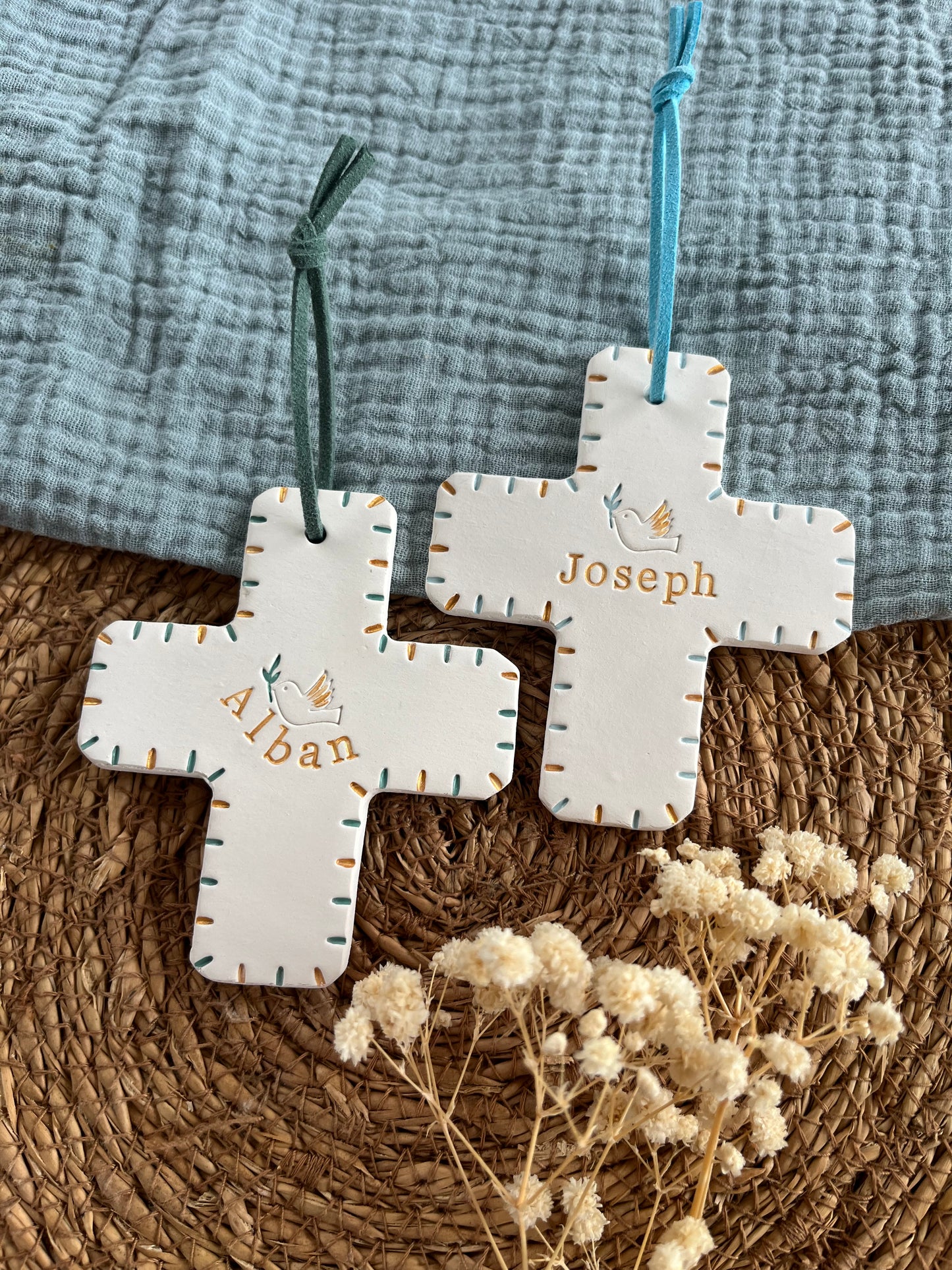 Croix motif et prénom en argile 
