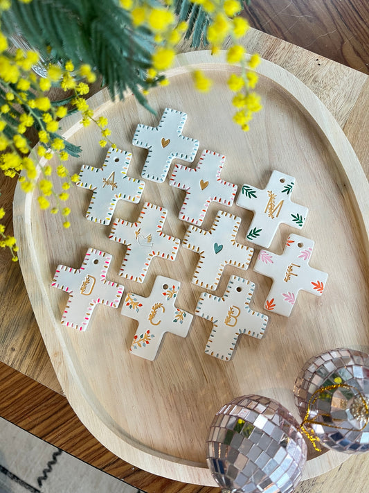 Mini croix en argile avec motif ou lettre