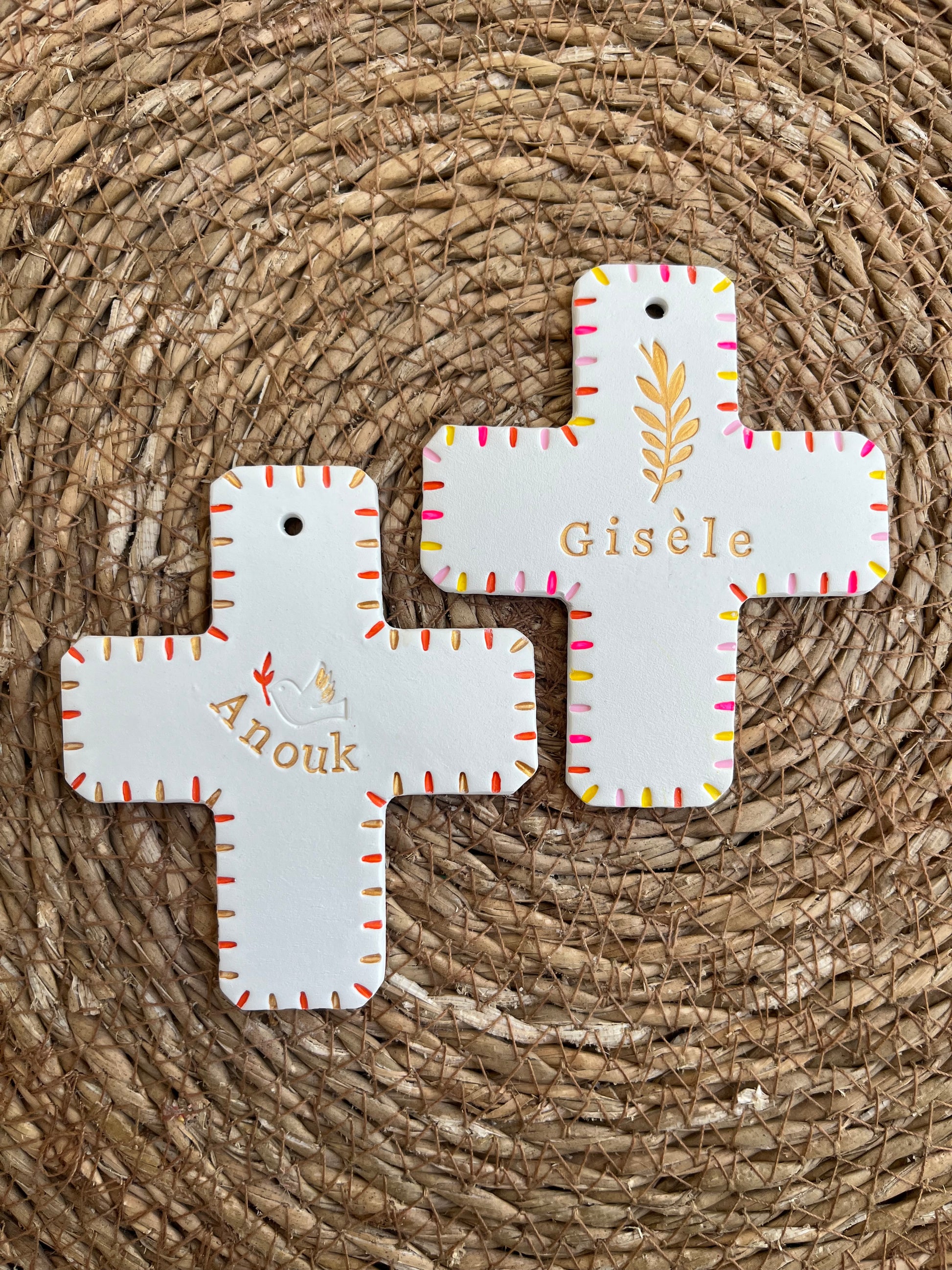 Croix motif et prénom en argile 