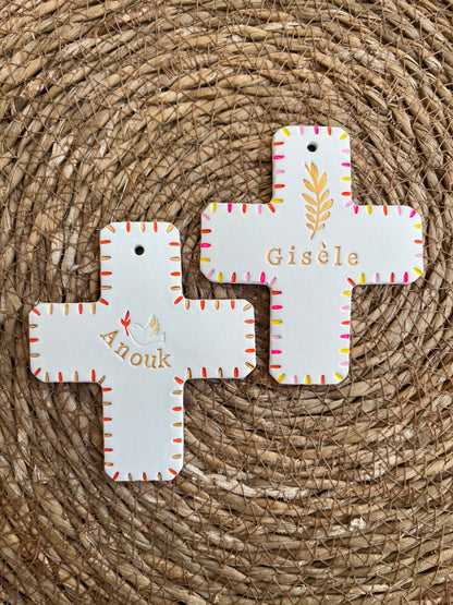 Croix motif et prénom en argile 
