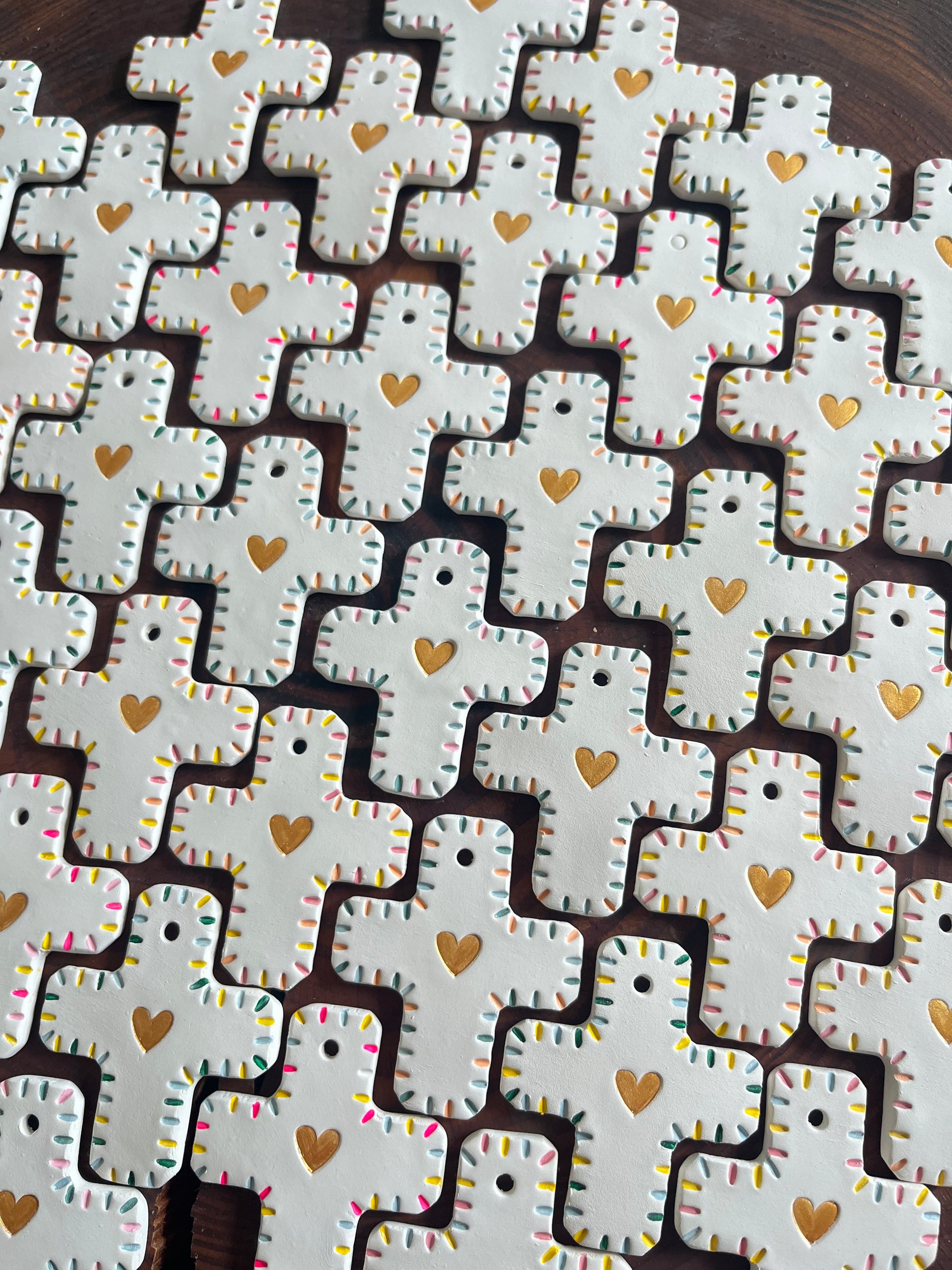 Mini croix en argile motif coeur 