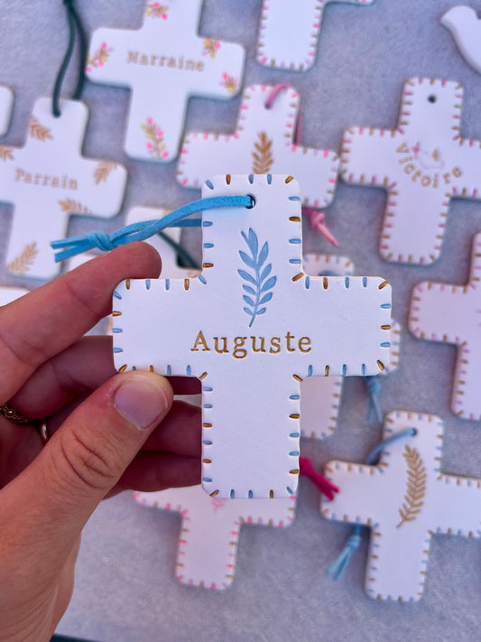 Croix motif et prénom en argile 