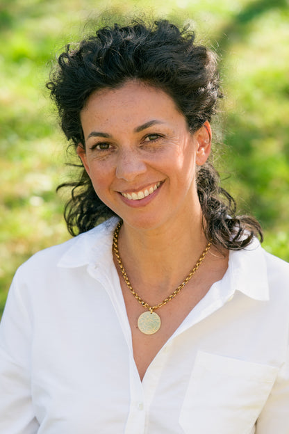 Mannequin portant le collier Raphaël - en acier inoxydable doré à l’or fin