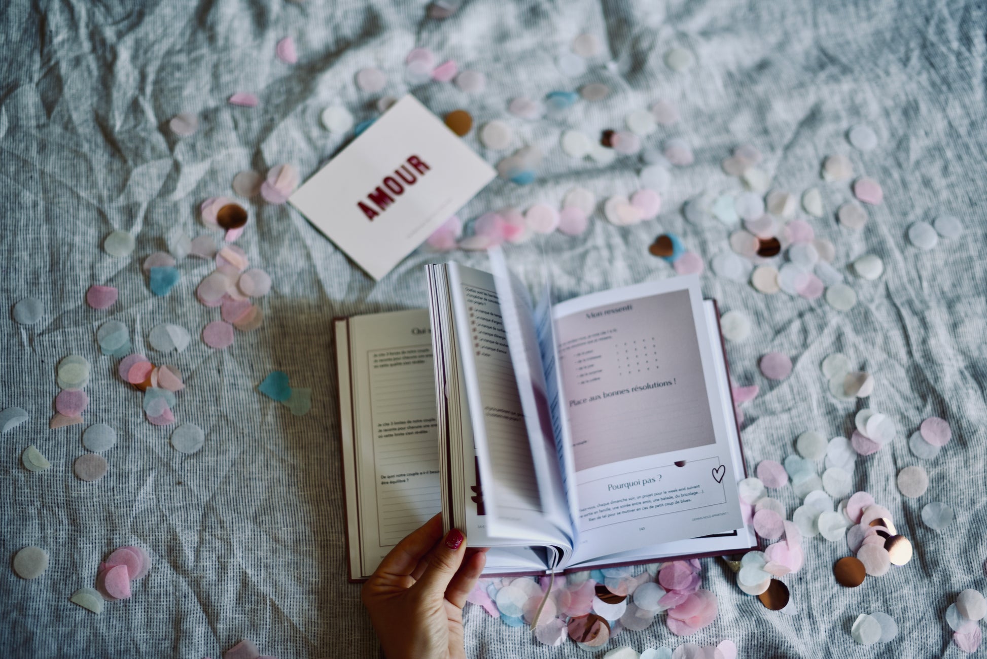 Pages intérieures du carnet Amour Toujours, présentant des questions pour nourrir la relation.
