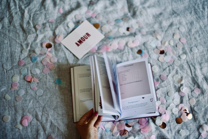 Pages intérieures du carnet Amour Toujours, présentant des questions pour nourrir la relation.