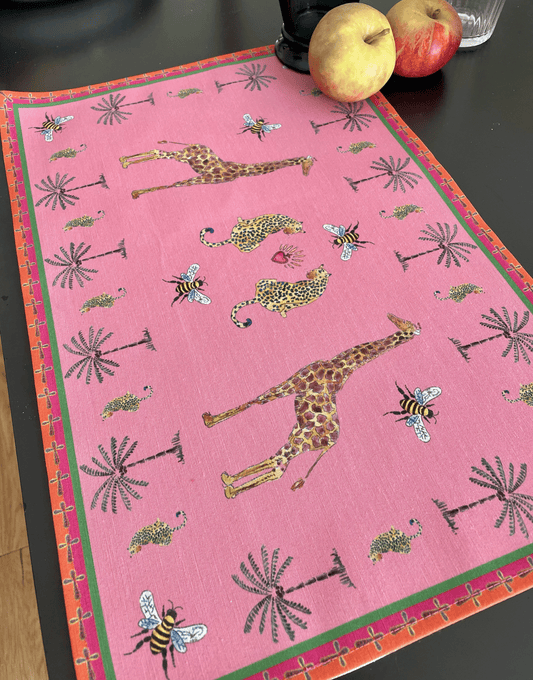 Sets de table 
– Tissu anti-tâches –
 Motifs Léopards et girafes – 
Fond rose –