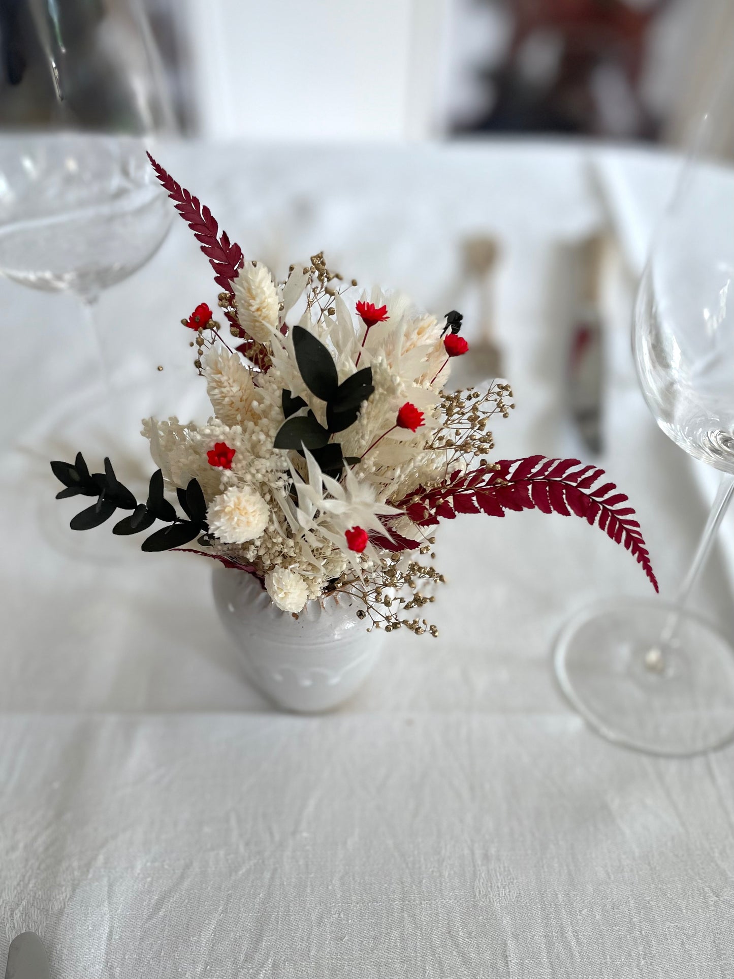 Joli centre de table en fleurs séchées rouge