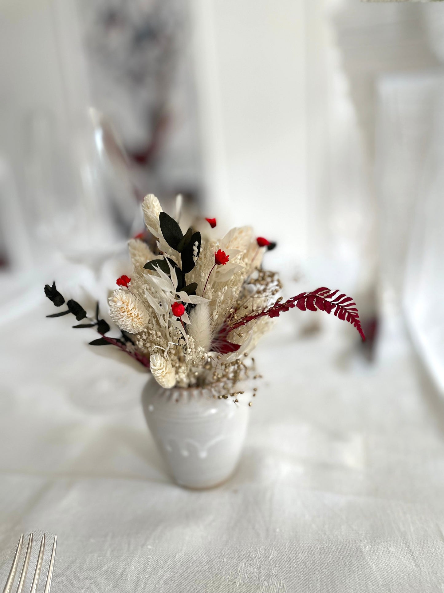 Joli centre de table rouge en fleurs séchées d'Atelier Art feuille