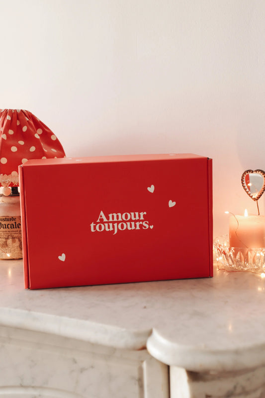 Box Amour Toujours : carnet, cartes, tote bag et chocolats à partager.