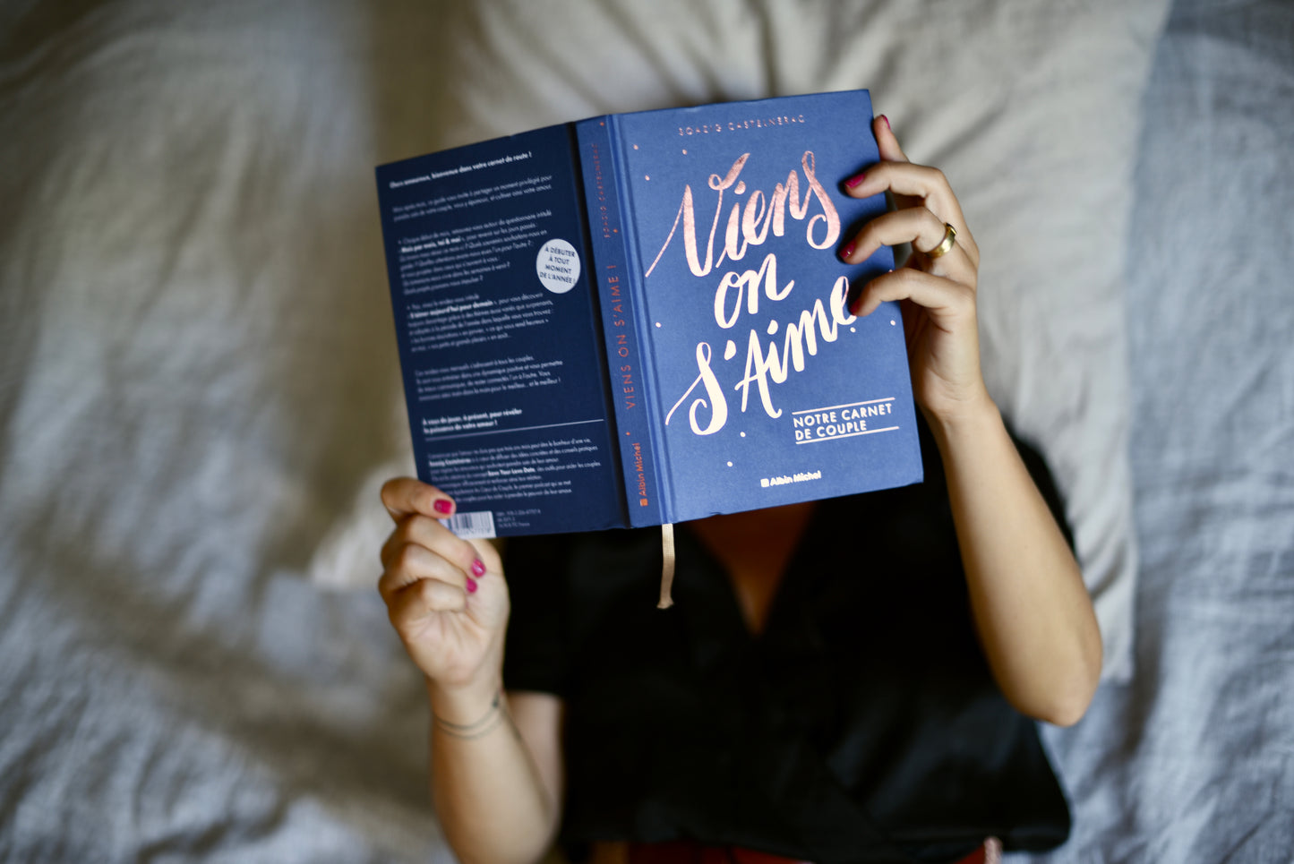 Carnet ouvert 'Viens on s’aime' pour moments complices en couple.