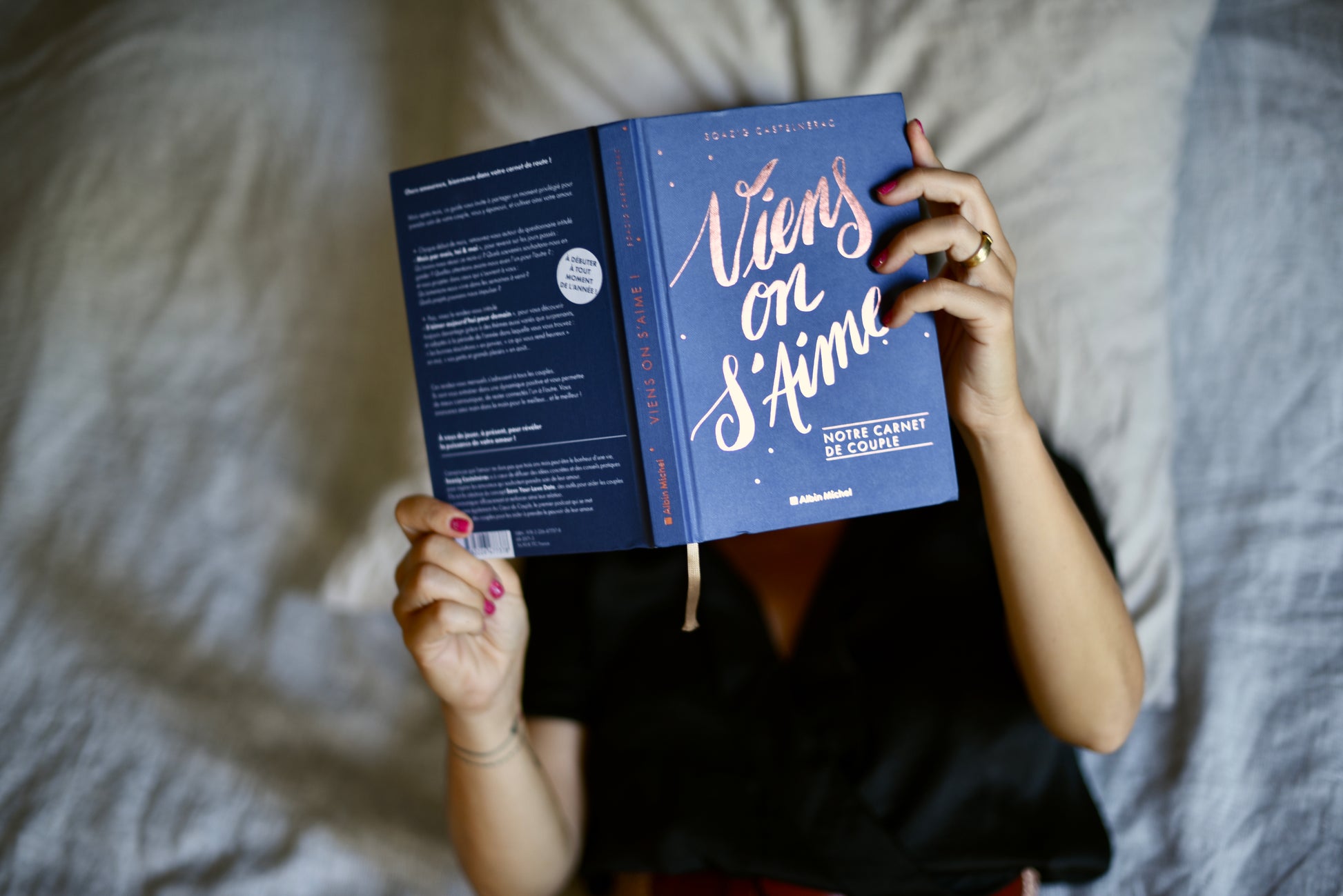 Carnet ouvert 'Viens on s’aime' pour moments complices en couple.