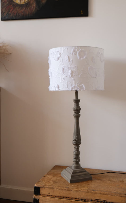 Abat-jour fleuri en coton brodé