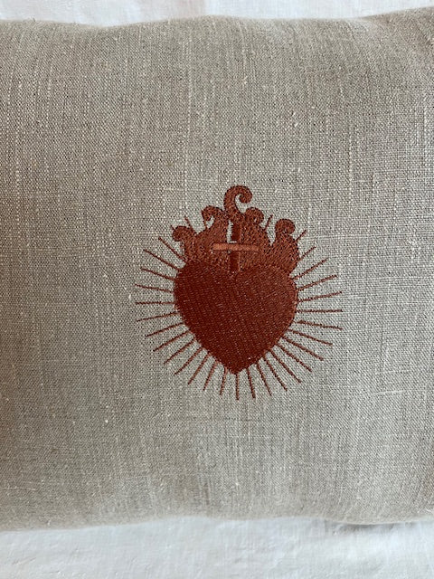 Grand coussin en lin brodé d'un ex voto écureuil