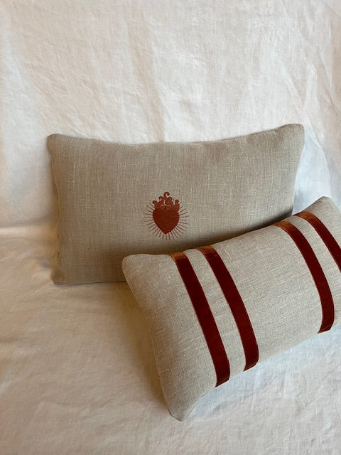 Grand coussin en lin brodé d'un ex voto écureuil