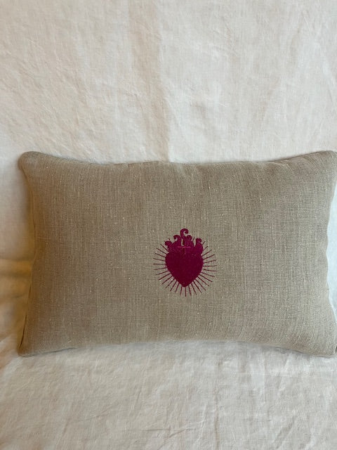 Grand coussin en lin brodé d'un ex voto framboise
