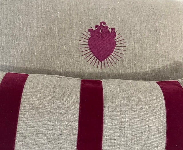 Grand coussin en lin brodé d'un ex voto framboise