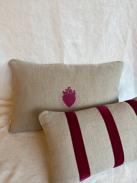Grand coussin en lin brodé d'un ex voto framboise
