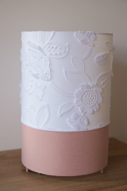 Lampe à poser - coton brodé rose et blanc