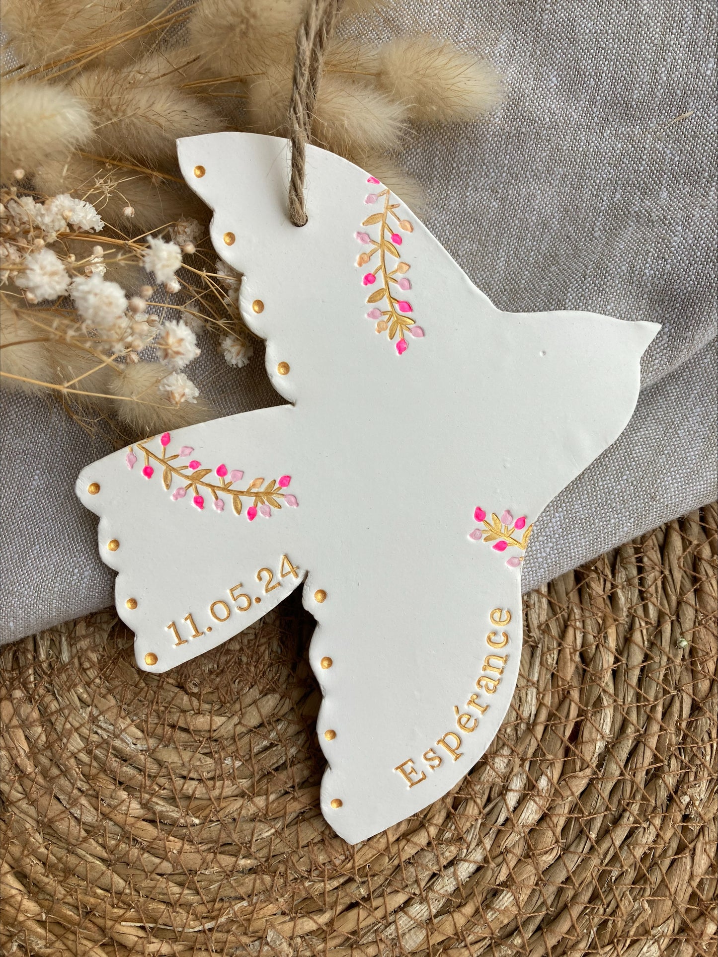 Colombe en argile personnalisée avec prénom et date, cadeau naissance ou baptême.